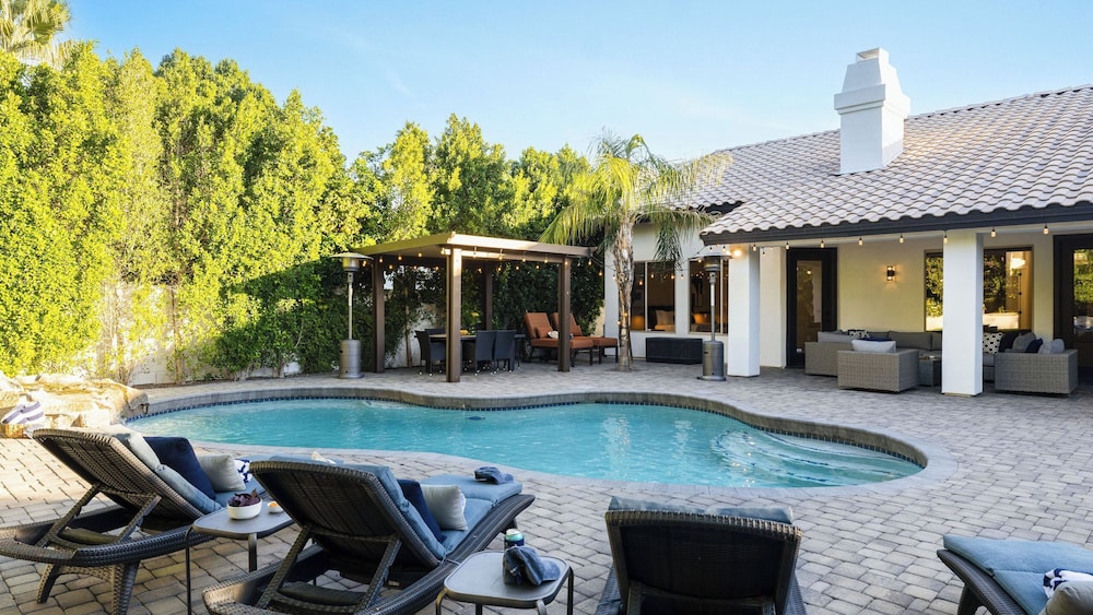 Private Pool, Outdoor Dining & Fireplace Near North Scottsdale Hotspots Desert Luma by Avantstay
