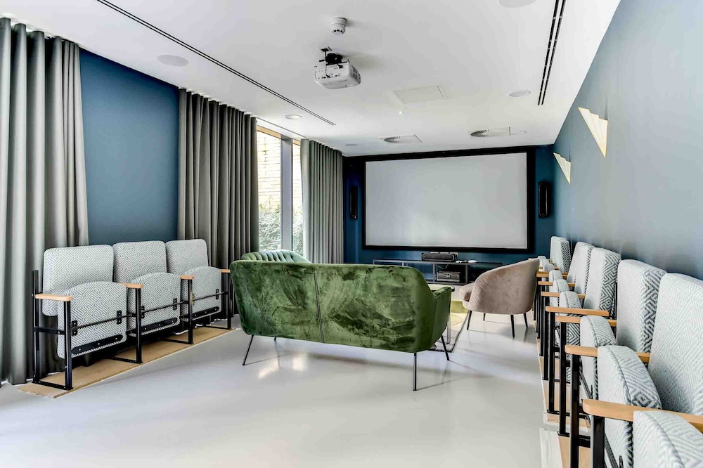 Host Stay Rox Studio