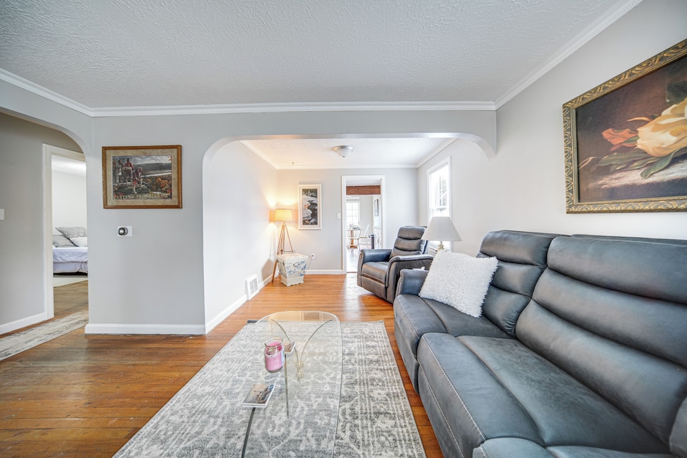 Walk to Lake Erie & Beach Access: Home w/ Deck!
