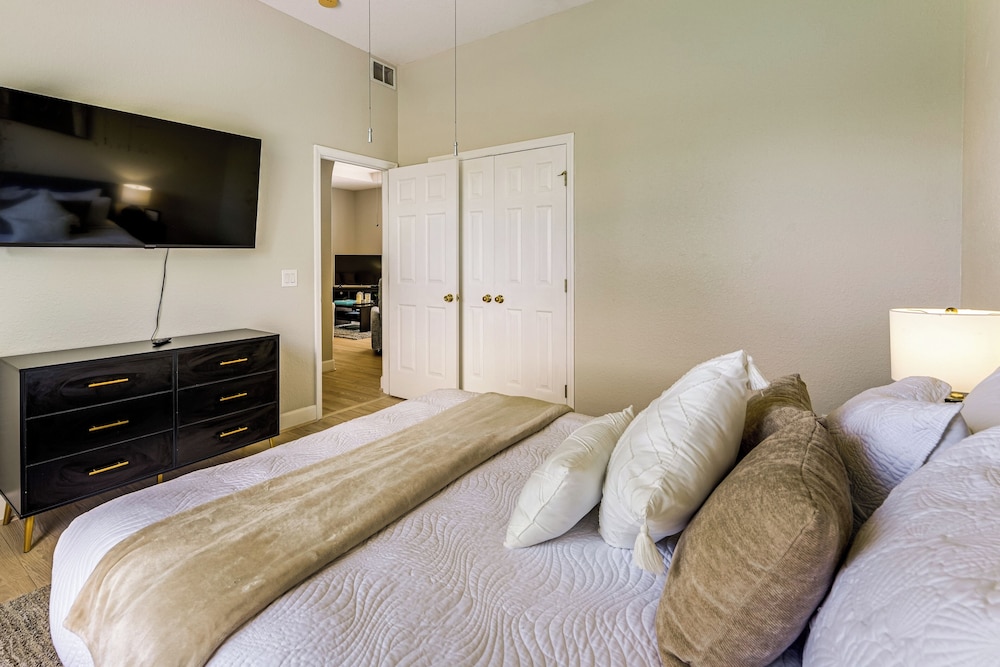 Game, Swim & Unwind: Lakeside Retreat Near Disney
