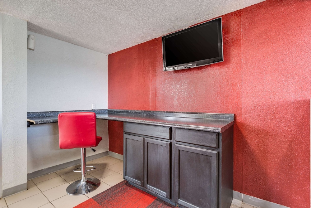 Econo Lodge Inn & Suites view 3