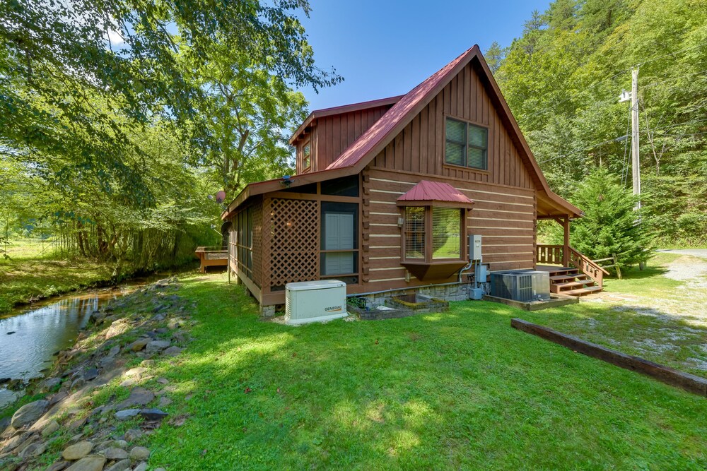 Cabin w/ Hot Tub + Fishing Pond in Del Rio!