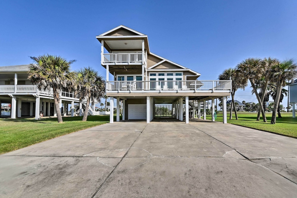 1 Block to Beach: Family Getaway in Galveston! view 3