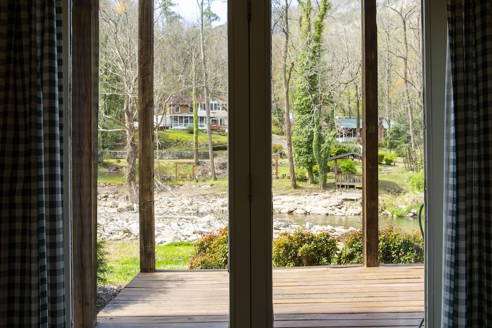 The Chimney Rock Inn & Cottages