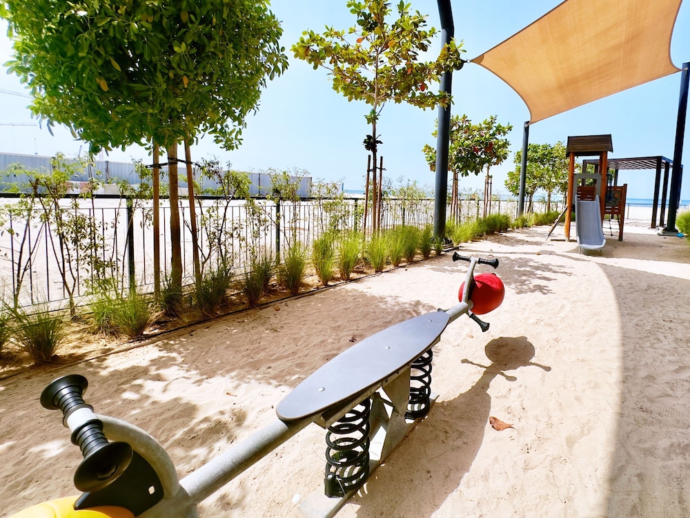 Contemporary La Mer 1BR w Beach Access