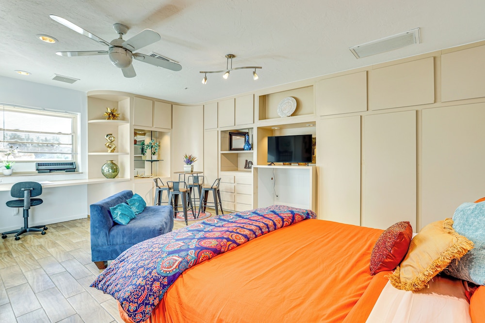 Shop, Golf & Hike: Modern Scottsdale Studio!