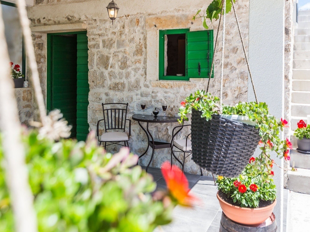 Charming Retreat With Lush Garden, BBQ & Sunlit Terrace Near Bibinje Beaches