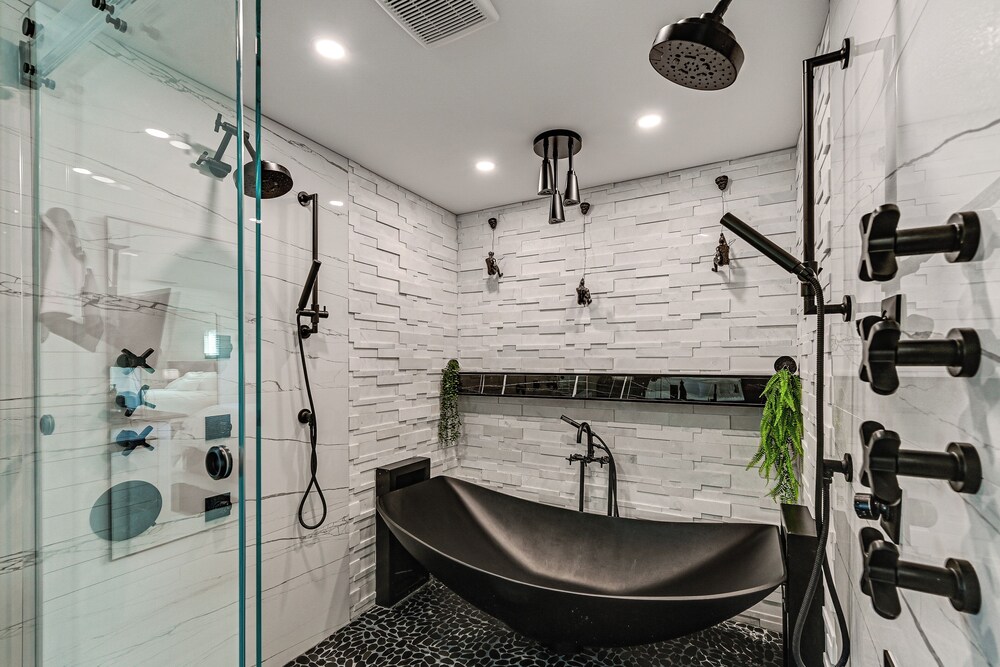 1 Mi to Bonita Beach Park: Chic Canal-front Home!