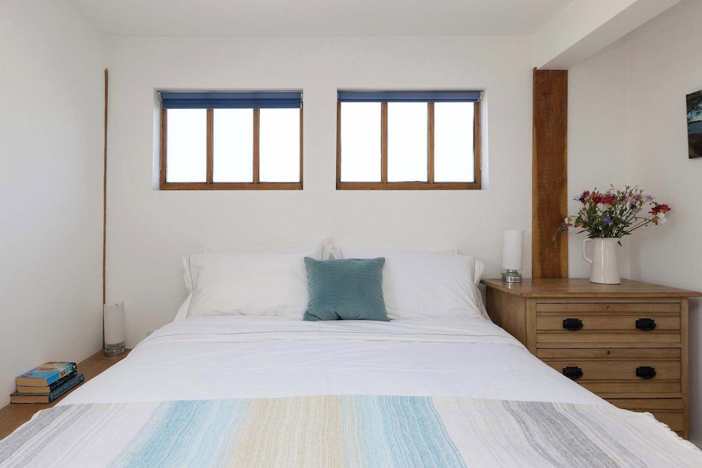 Spacious Coastal Retreat for 10 in West Wittering