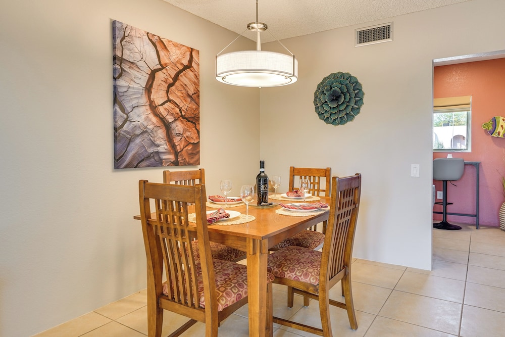 Pet-friendly 55+ Green Valley Home w/ Golf Gear!
