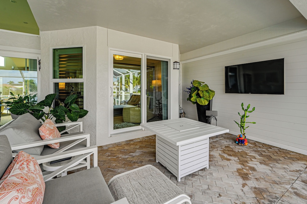 2 Mi to South Beach: Waterfront Home w/ Lanai!
