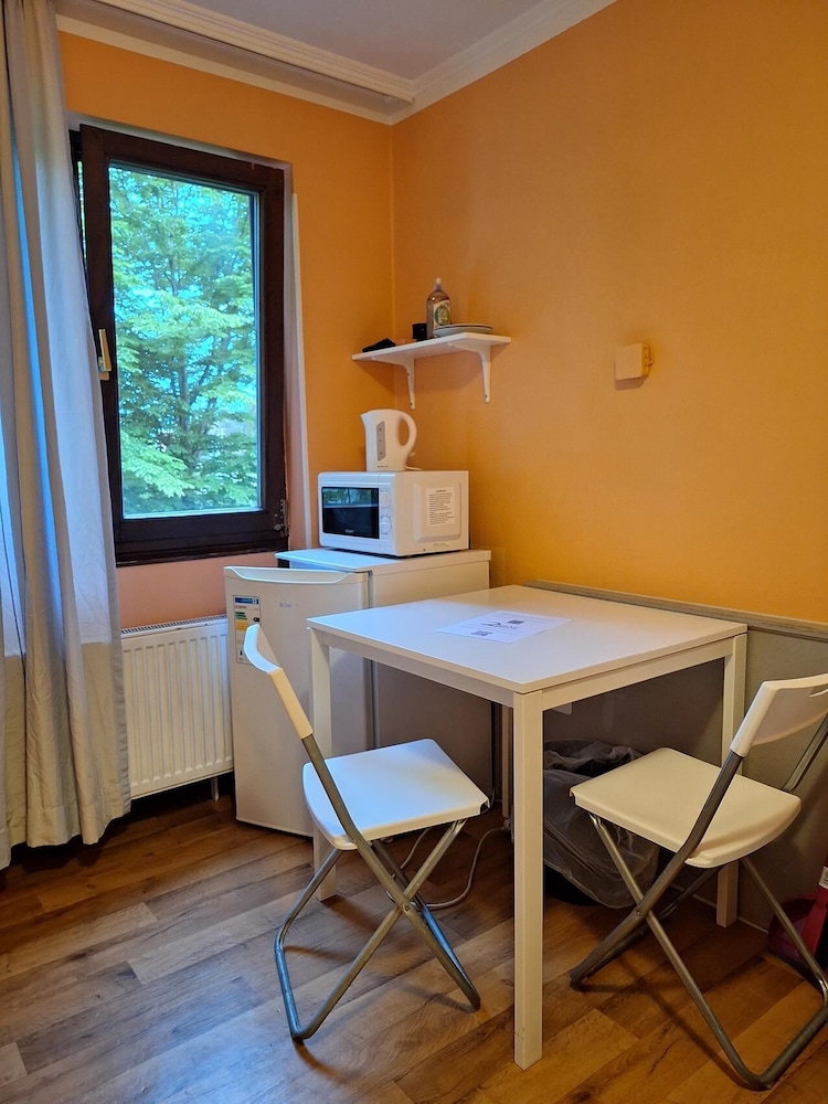 2-Rent Group Hostel Rooms AUB162