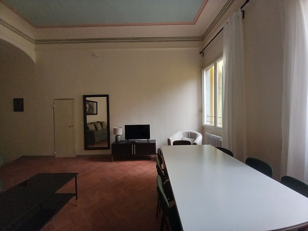 Moro in Firenze With 4 Bedrooms and 2 Bathrooms