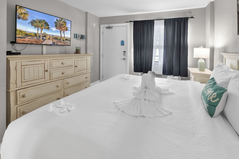 Beachfront Haven 1BR Condo with Balcony