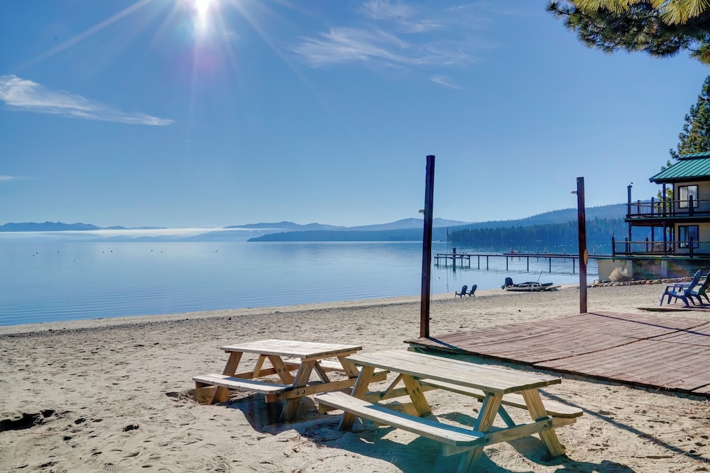 Walk to Beach: Mourelatos Lakeshore Resort Condo!