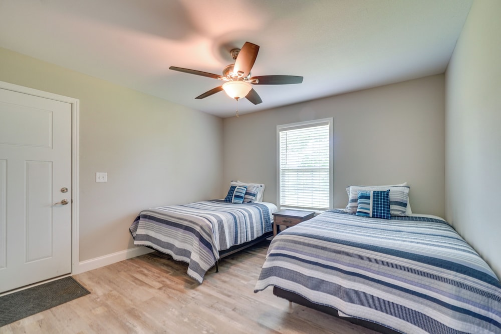 Wraparound Porch: Home Near Dtwn Crossville!