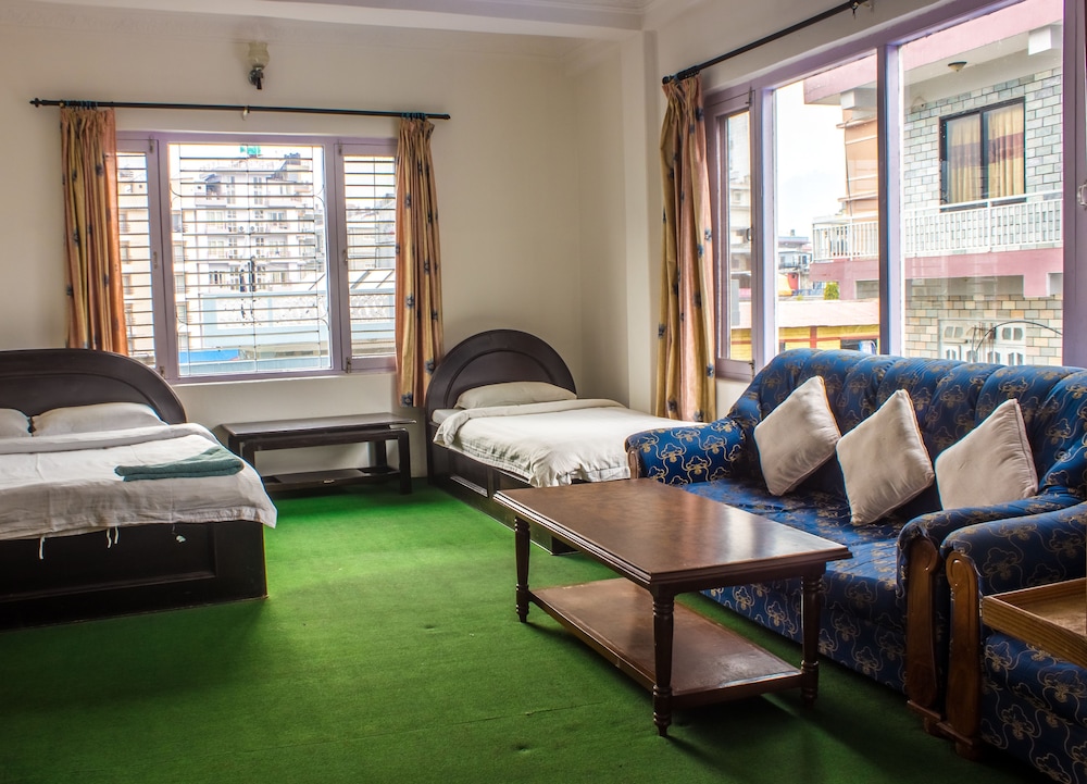Giri Guest House