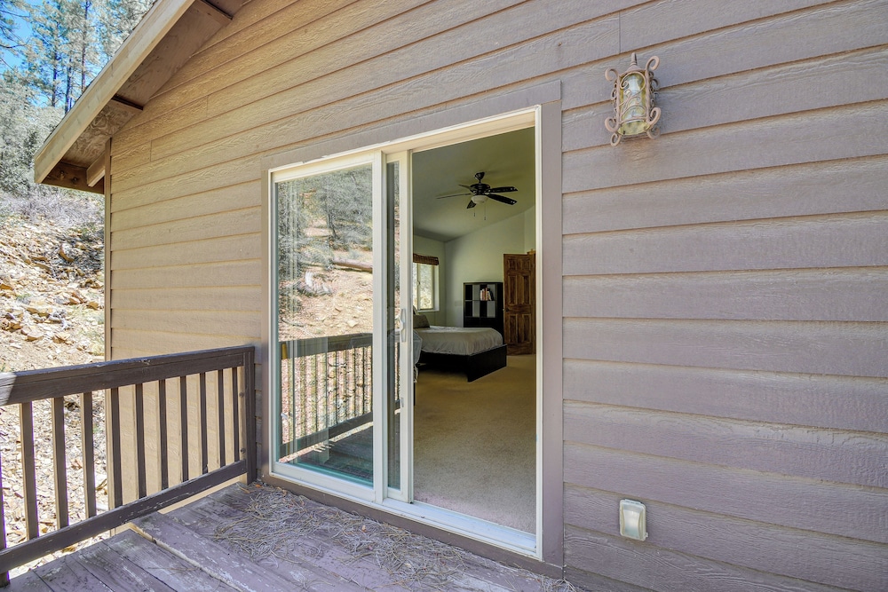 6 Mi to Mt Union: Peaceful Cabin w/ Deck