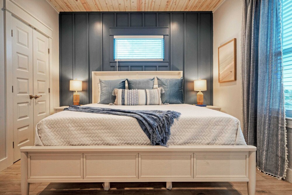 Deja Blue Coastal Retreat w/ Pool, Firepit, BBQ & Outdoor TV Lounge