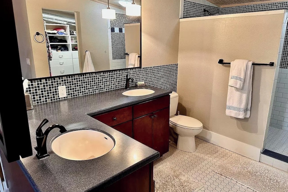 2BR Updated Dtwn Condo: Streaming, Patio, W & D