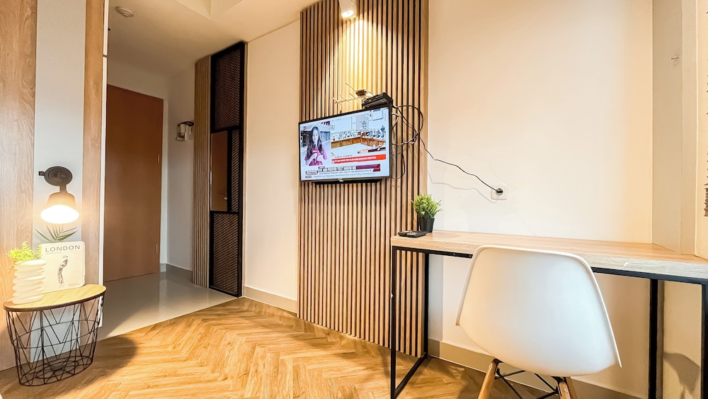 Wooden Nest 2Br Without Living Room At Evenciio Margonda Apartment