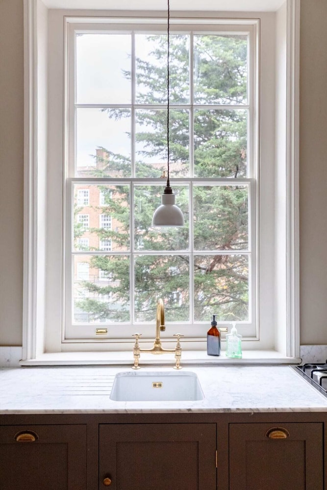 Spacious & Elegant 2BD Victorian Flat - Islington!