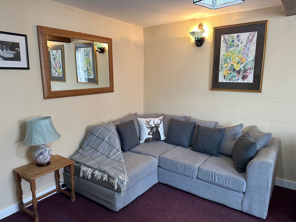 Llanidloes - Sleeps 7 - Parking - Pet Friendly