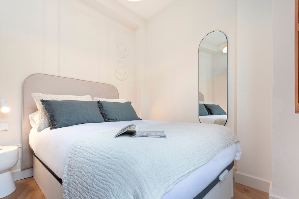 Elegant Stay in Historic Granada Bib Rambla IV
