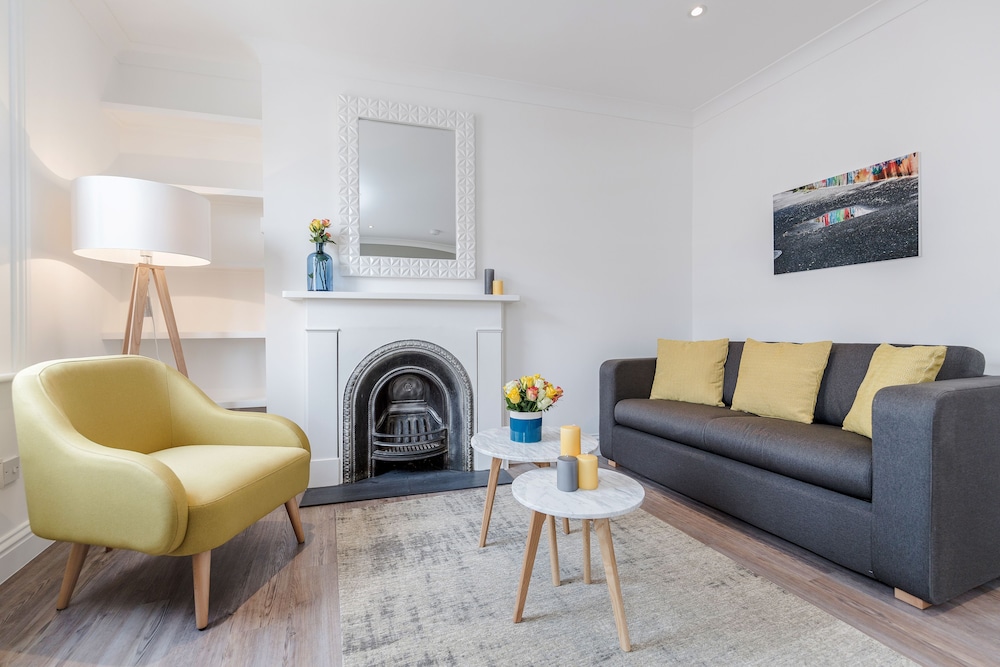 Soho Apartments by BaseToGo