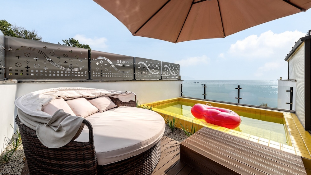 Namhae Orosy Bada Pool Villa & Pension