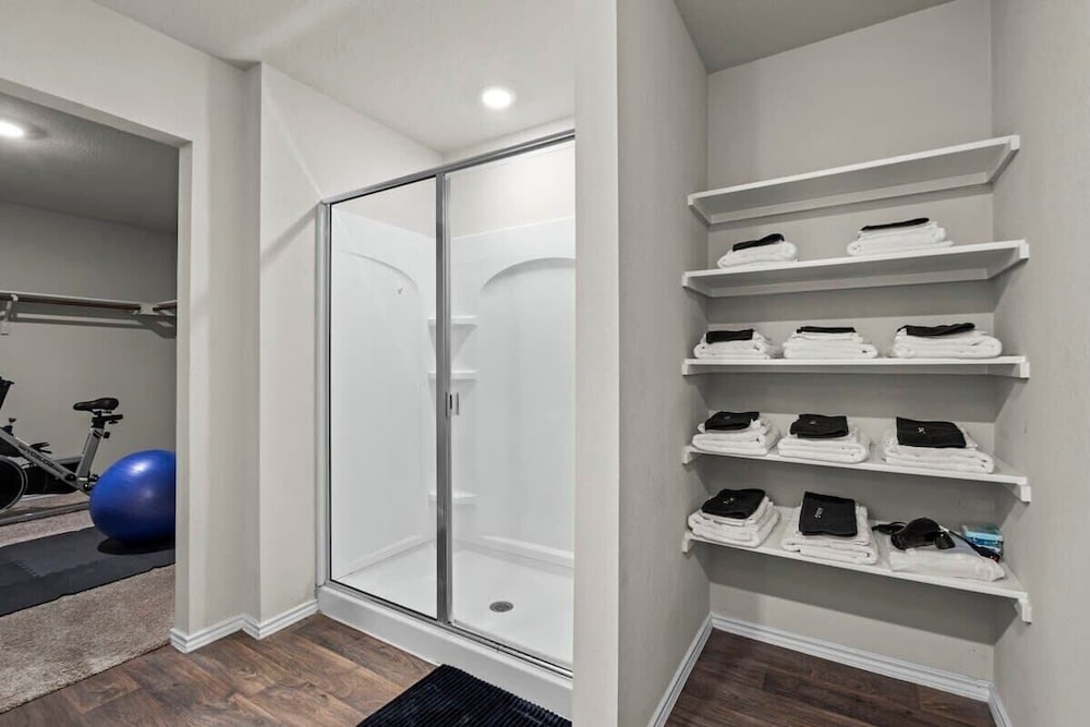 @ Marbella Lane - Amazing 4BR Lakeview Home