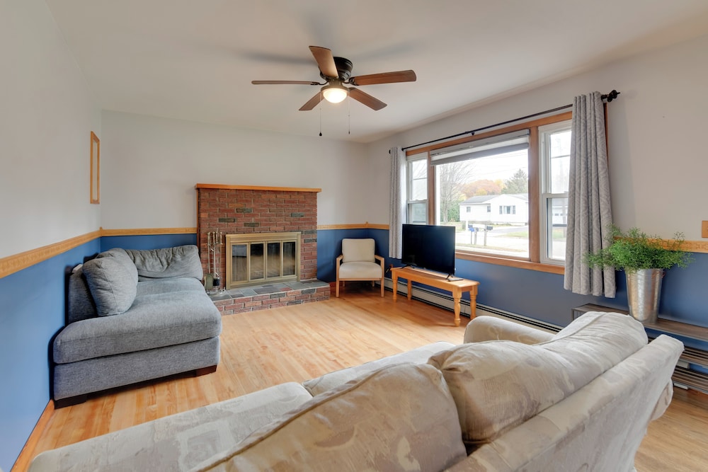 15 Mi to Cochran's Ski Area: Cozy Home w/ Yard!