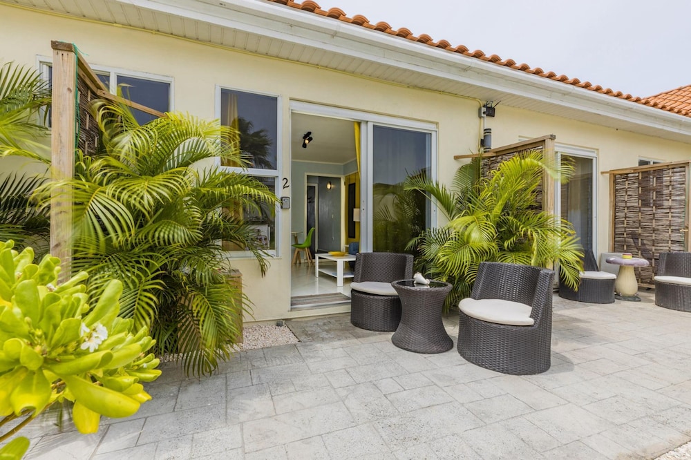 Poolside 1-bed Near Palm Beach