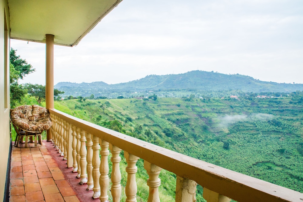Queen Elizabeth Park View Tourist Lodge