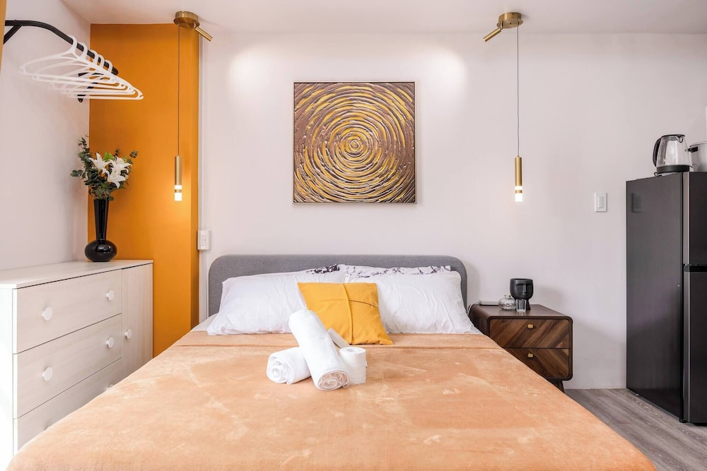 Stylish Condo 3-minutes to Airport, Poolview at Amani Grand Resort Residences