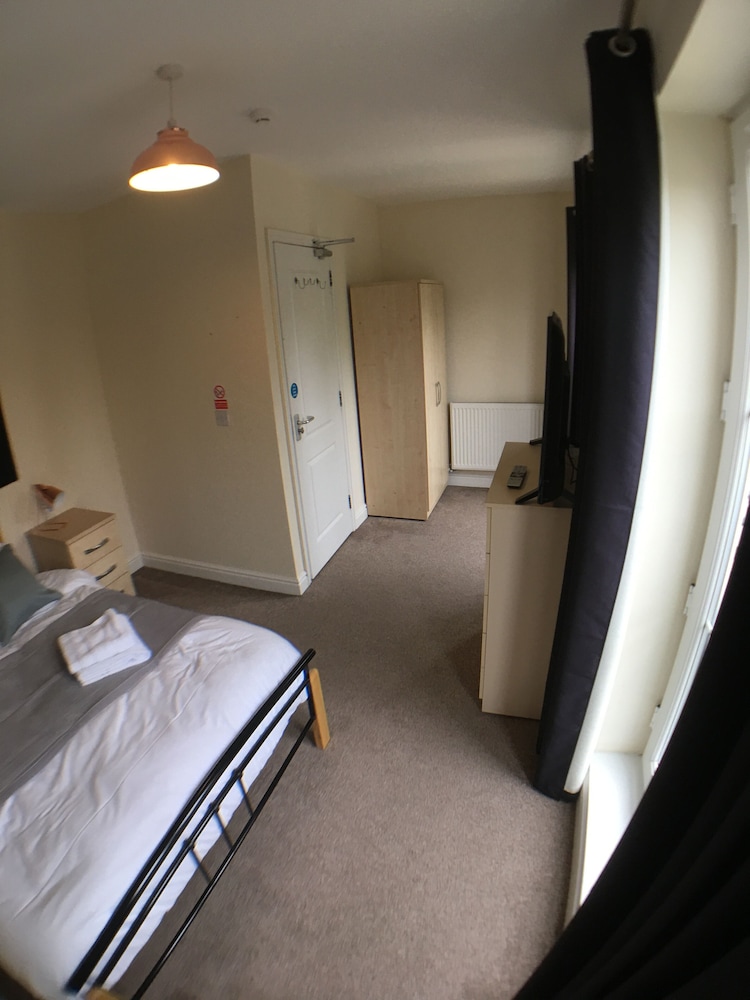 Blackberry House - Sleeps 6 with Parking and Netflix TV view 4