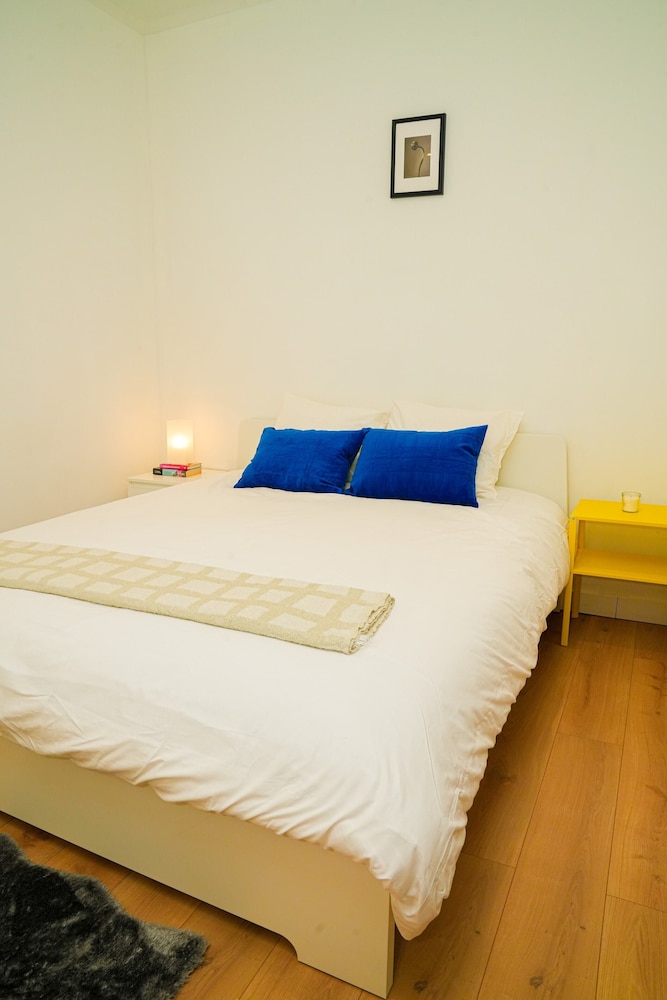 1BR Apt With Living Room Near CityArea