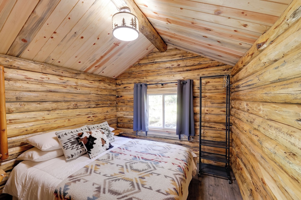 Mcgregor Lake Access: Cabin in Wooded Wilderness