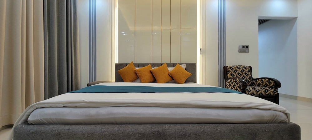 Luxurious 3-bhk Highly Secured & Close to Airport