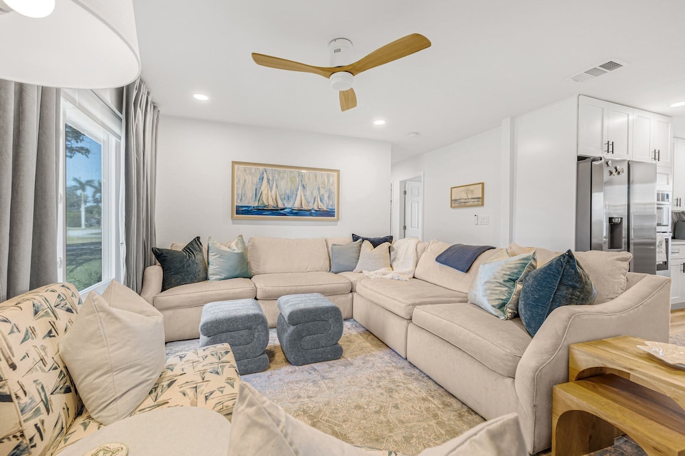 Castaway Cottage Near IMG and Beaches