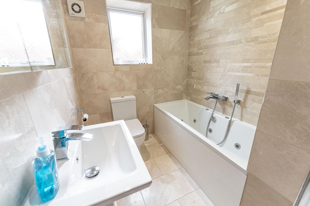 Spacious 3 Bedroom House 10 Mins to Birmingham City Centre view 4