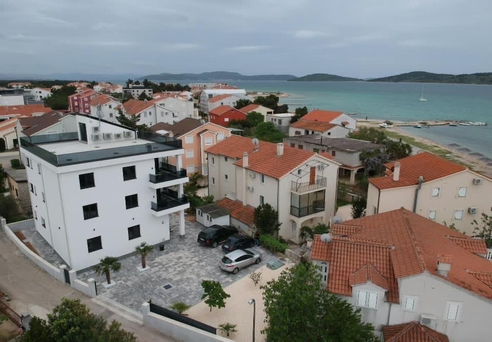 Ivan M - 20m to the Beach - A1 view 5