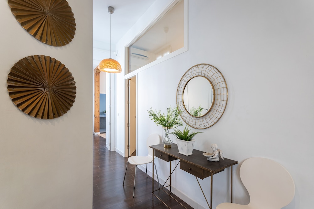 3 Bd Apartment With Balconies Next to Larios Street. Larios