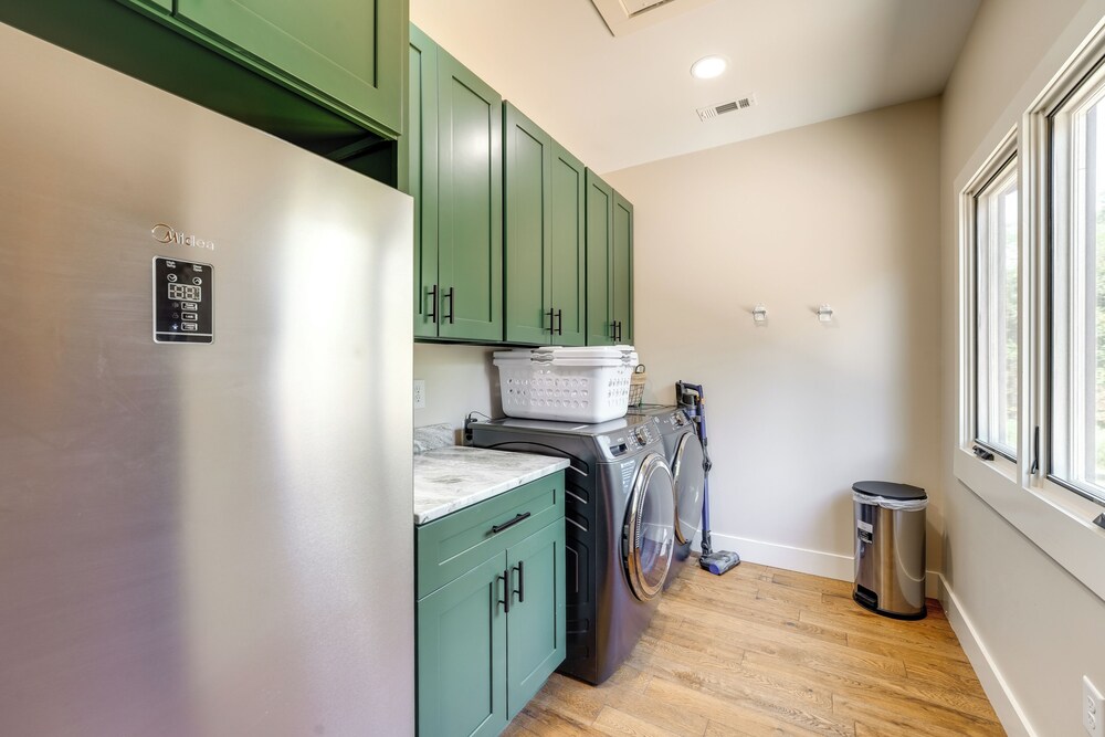 400 Acres on Lavender Mtn: Getaway w/ Hot Tub!