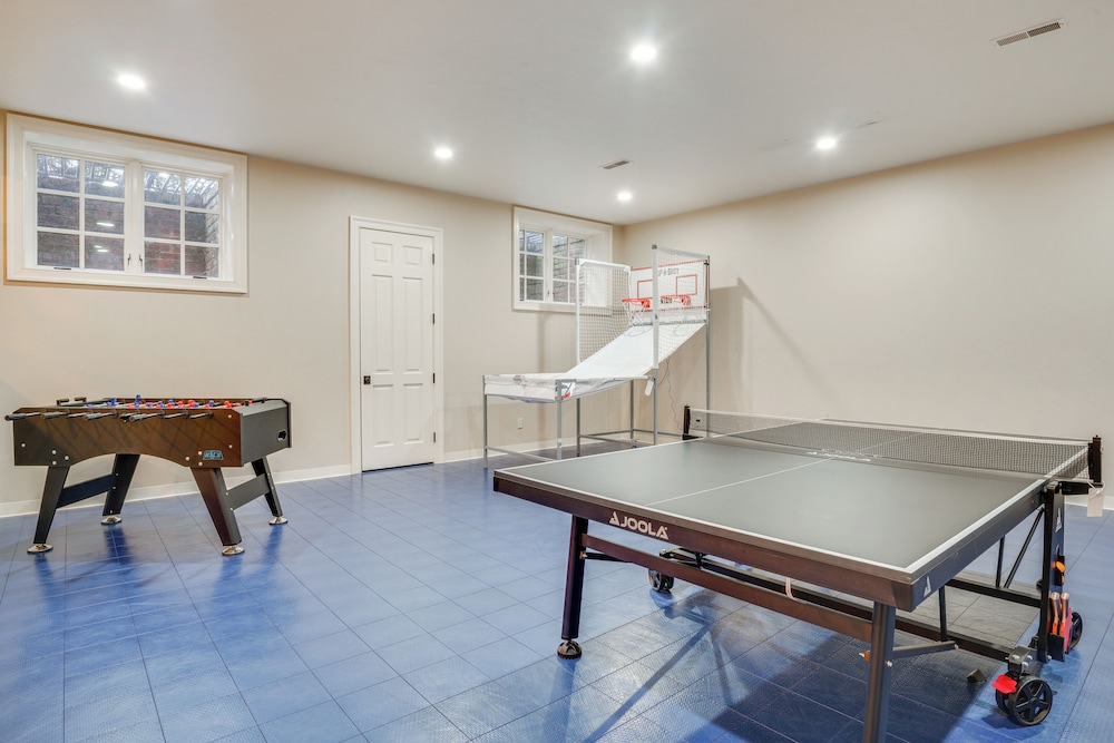 Lake Michigan Gem: Private Beach & Game Room