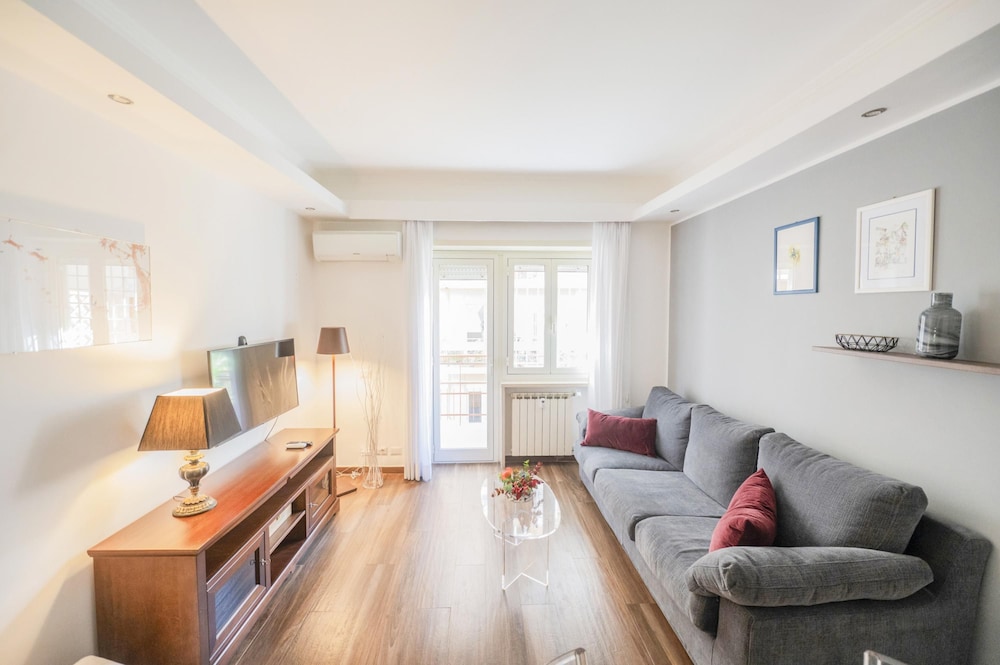 Lovely Design Apartment With Balcony