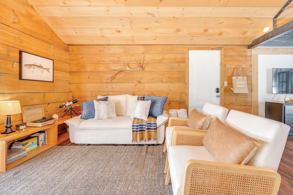Hike, Fish & Boat: Waterfront Cabin in Ryegate!