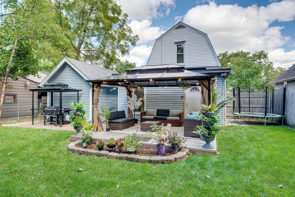 1 Mi to Dtwn Elgin: Dutch Colonial w/ Lovely Patio