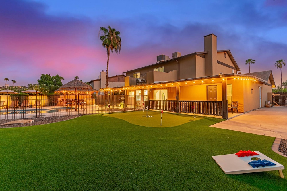Tiki Paradise w Htd Pool Putt Grn Tiki Bar
