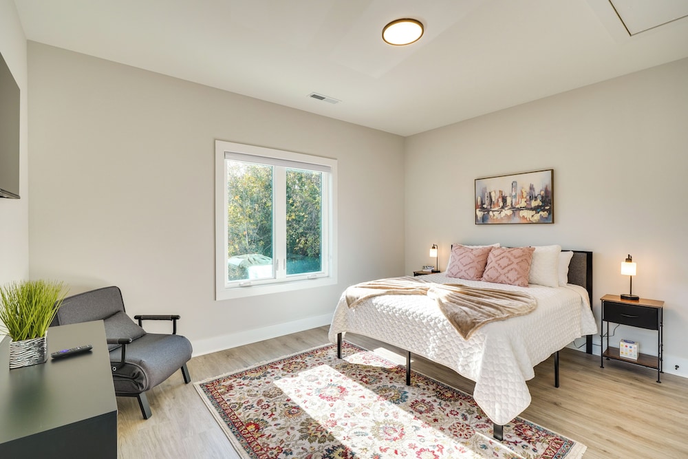 2 Mi to Duke & 3 Mi to Downtown: Durham Townhome